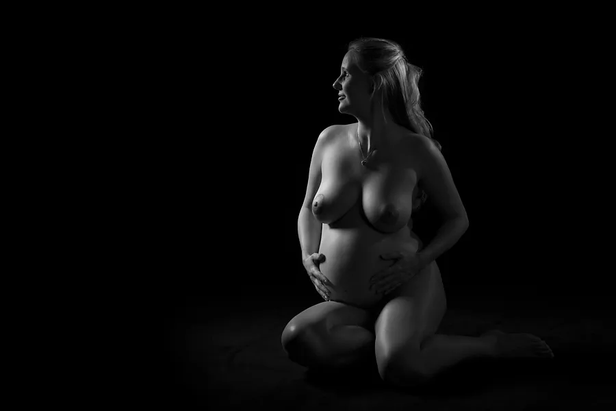 schwarz-weiss-babybauchfotos-fotostudio